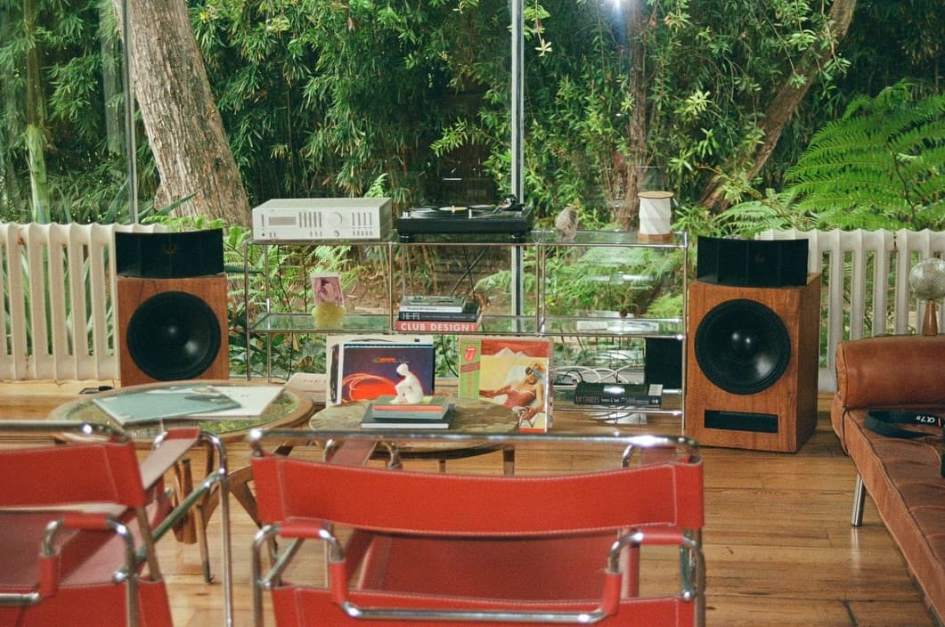 Par de am12-cd en el living del showroom